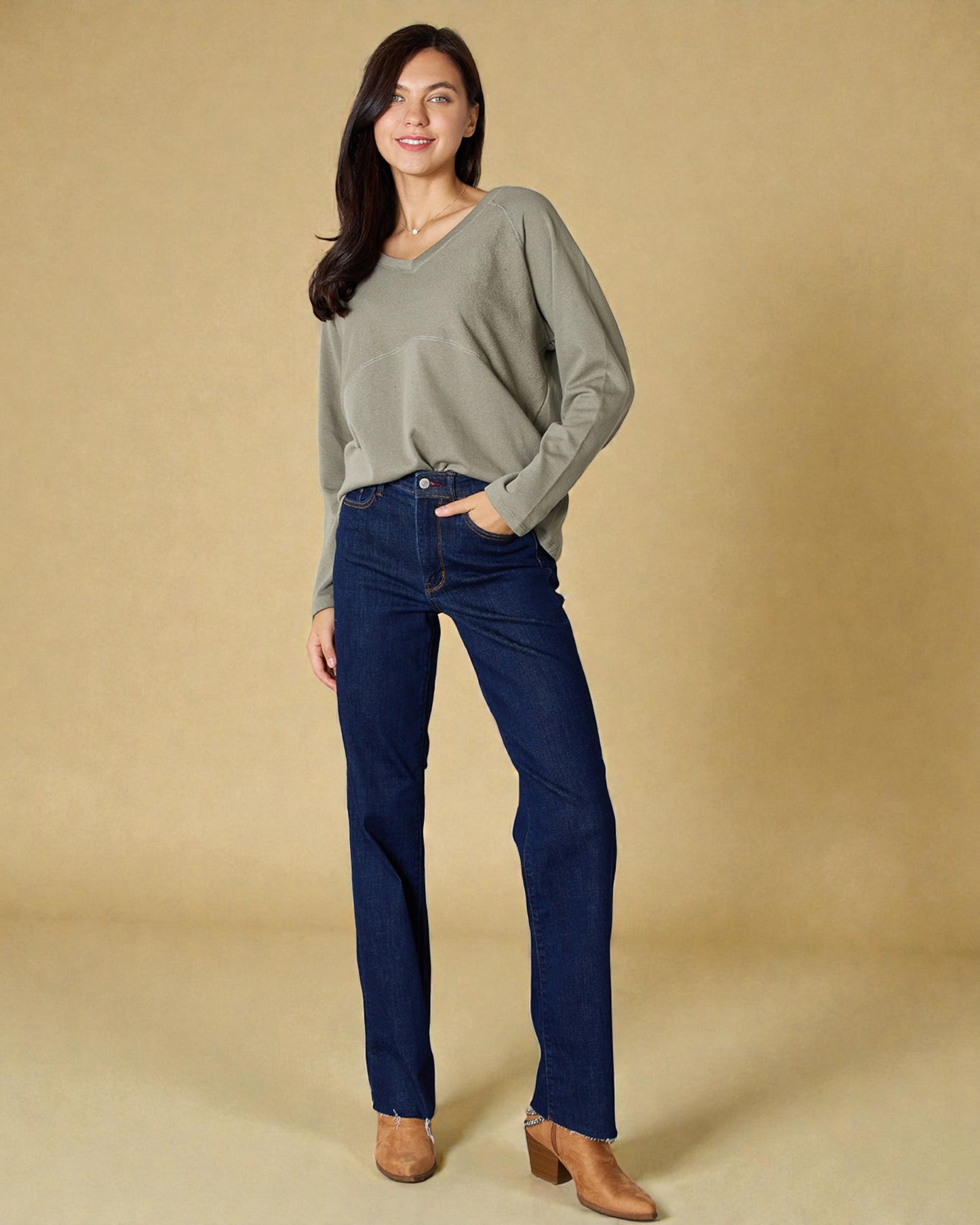 Camiseta de manga larga con cuello en V en color salvia