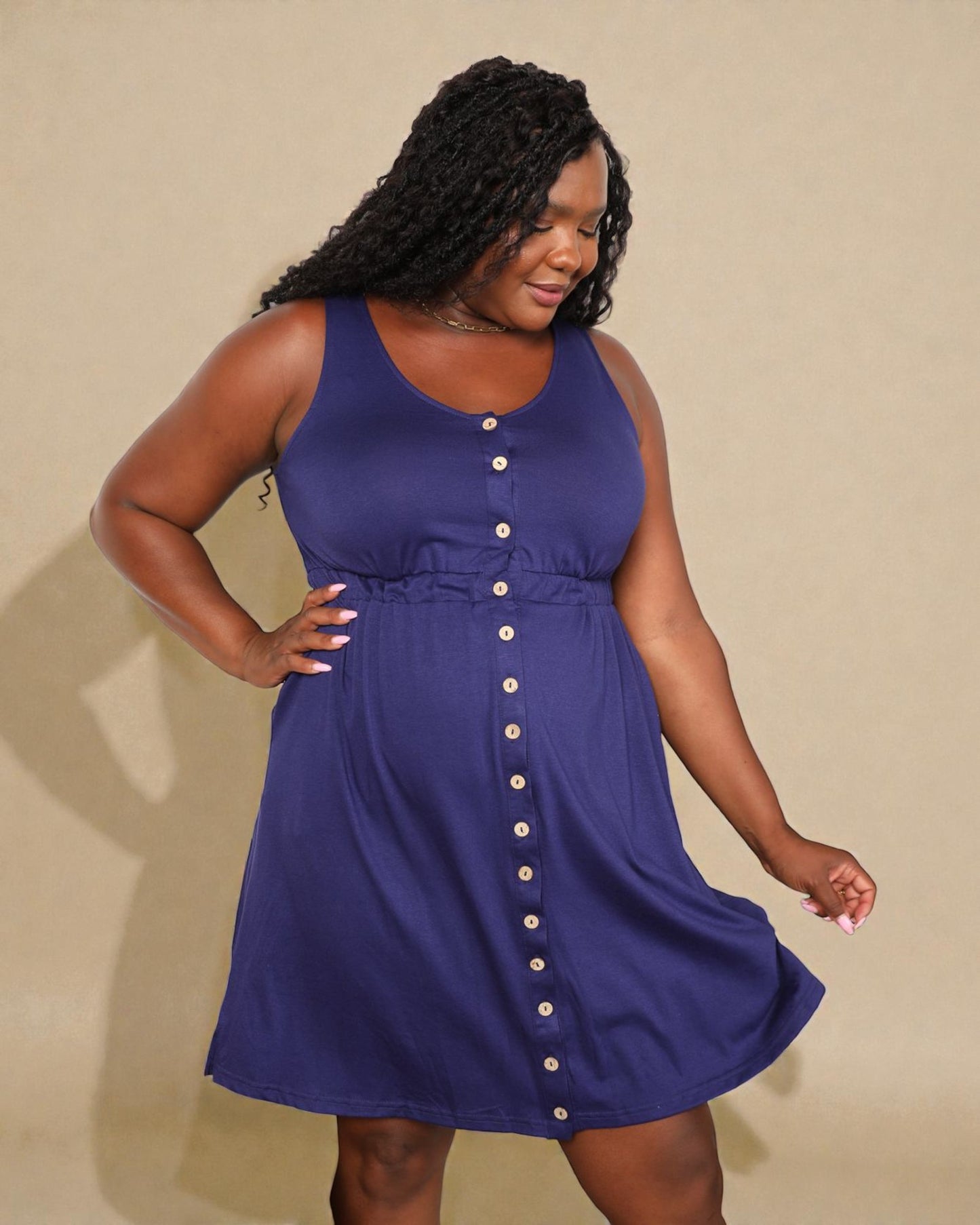 Robe courte sans manches à taille empire boutonnée sur le devant en bleu foncé