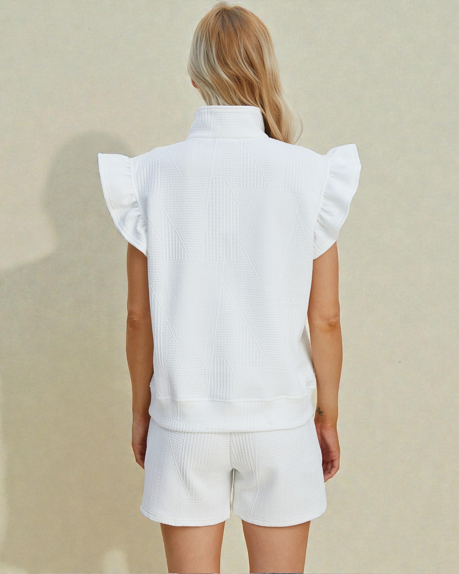 Ensemble haut à manches volantées et short texturé