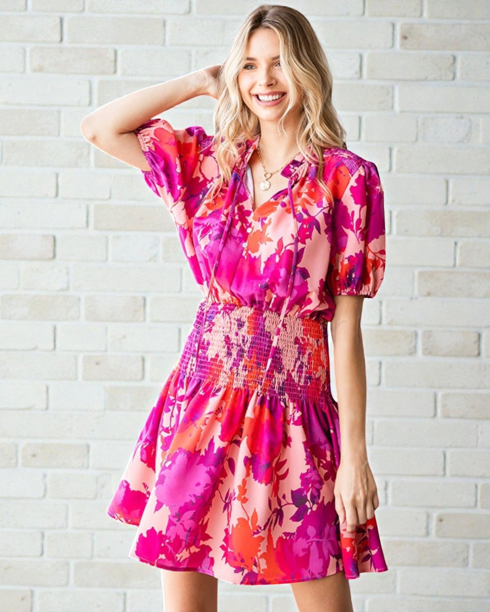 Robe courte froncée à manches courtes et motif floral fuchsia