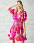 Robe courte froncée à manches courtes et motif floral fuchsia