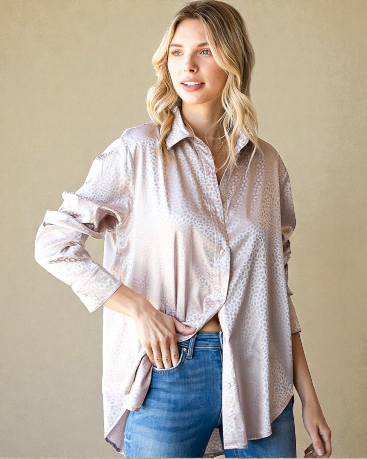 Camisa de satén con cuello abotonado y lunares en color arena