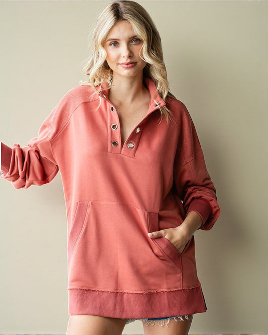 Sweat-shirt à poche kangourou avec col fendu et œillets en Marsala