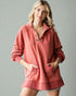 Sweat-shirt à poche kangourou avec col fendu et œillets en Marsala
