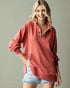 Sweat-shirt à poche kangourou avec col fendu et œillets en Marsala