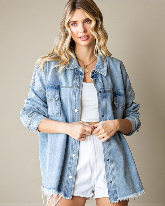 Chaqueta vaquera con dobladillo sin rematar y botones con cara sonriente