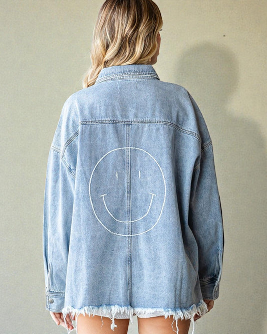 Chaqueta vaquera con dobladillo sin rematar y botones con cara sonriente