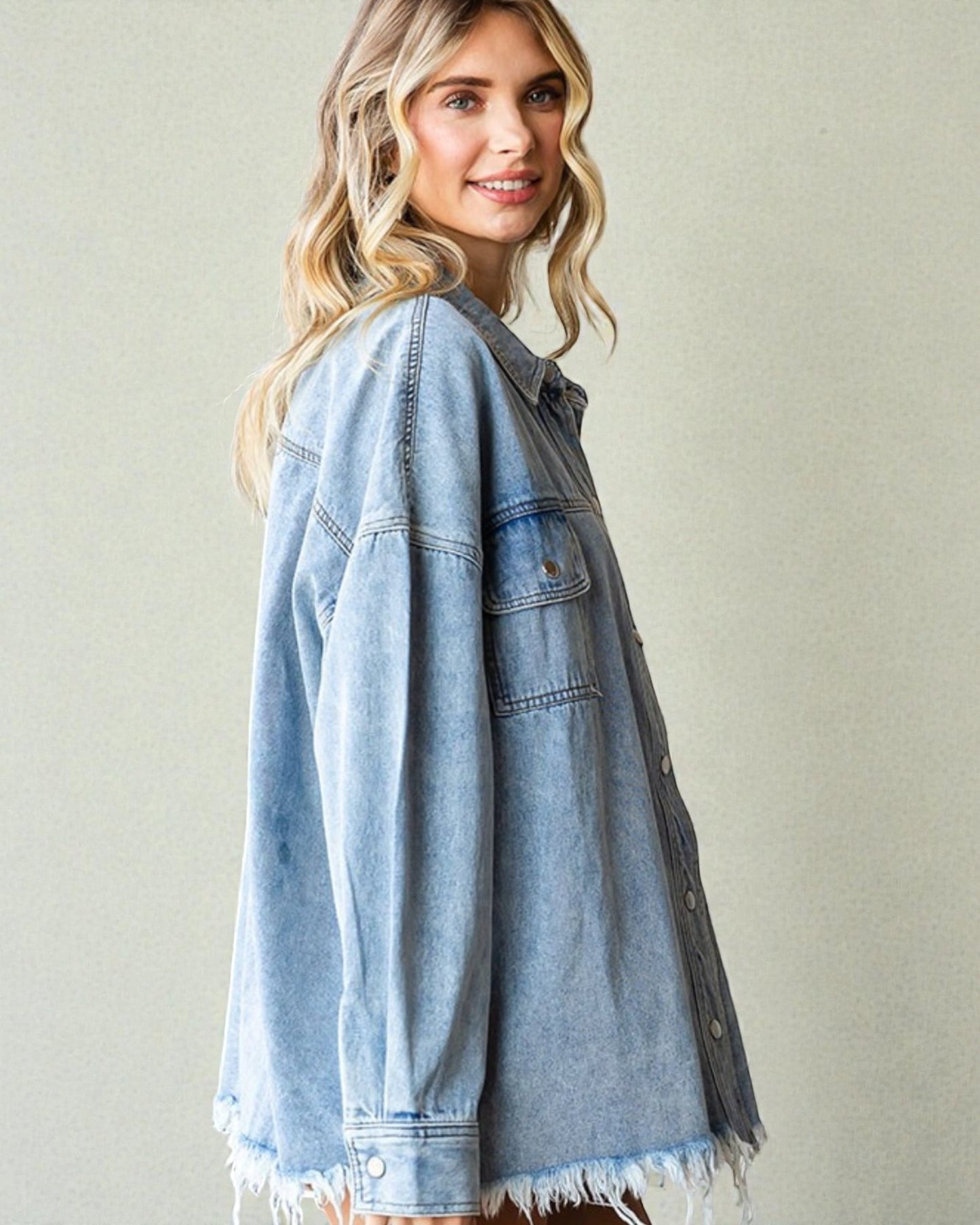 Chaqueta vaquera con dobladillo sin rematar y botones con cara sonriente