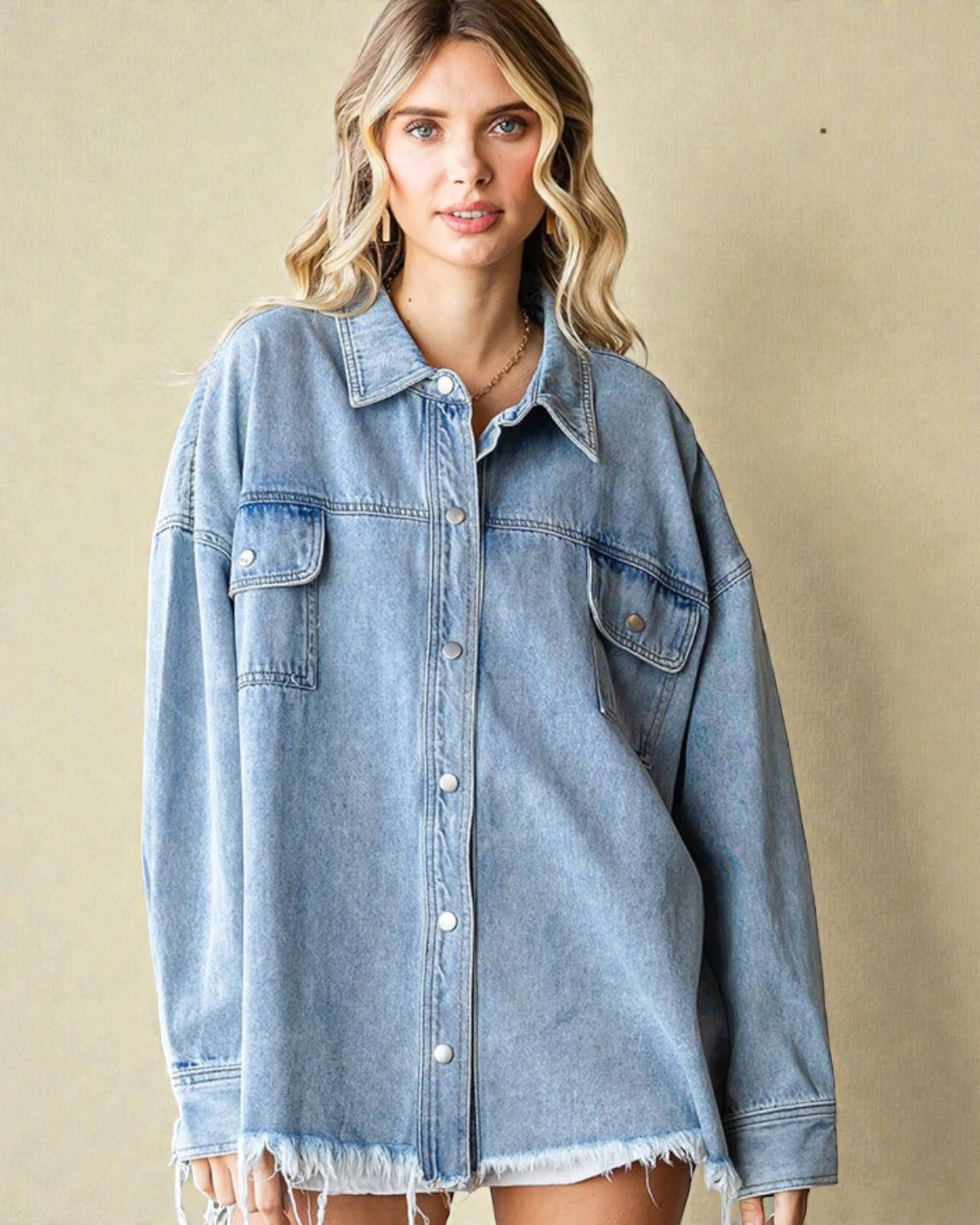 Chaqueta vaquera con dobladillo sin rematar y botones con cara sonriente