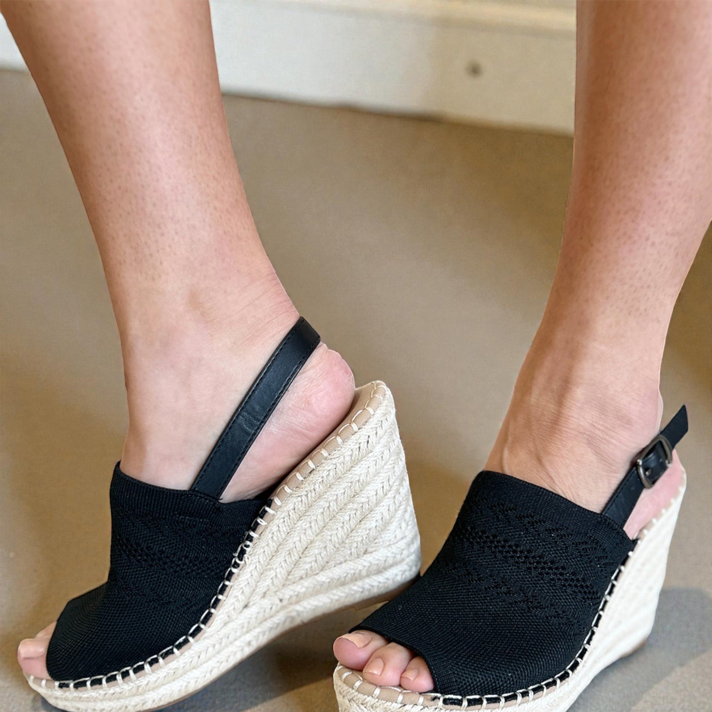 Sandales compensées à plateforme et bout ouvert en espadrilles noires