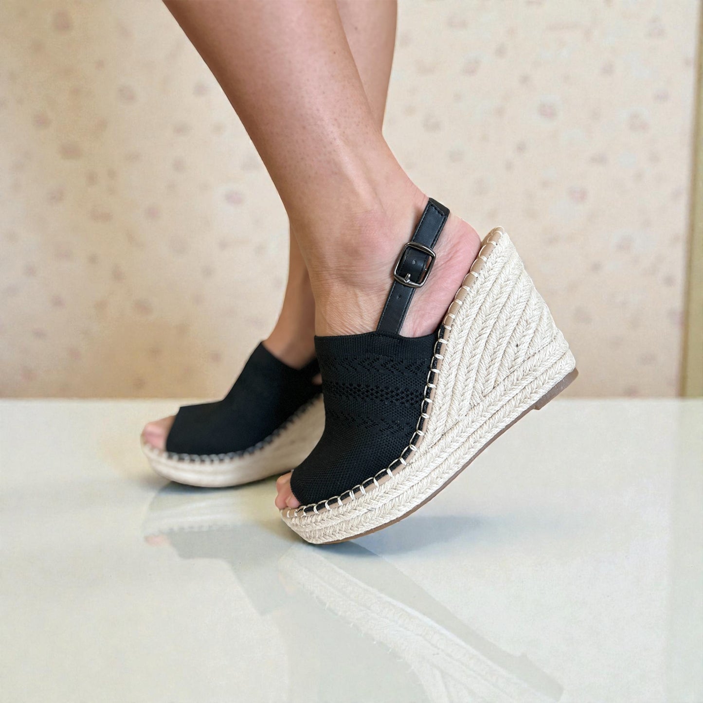 Sandales compensées à plateforme et bout ouvert en espadrilles noires