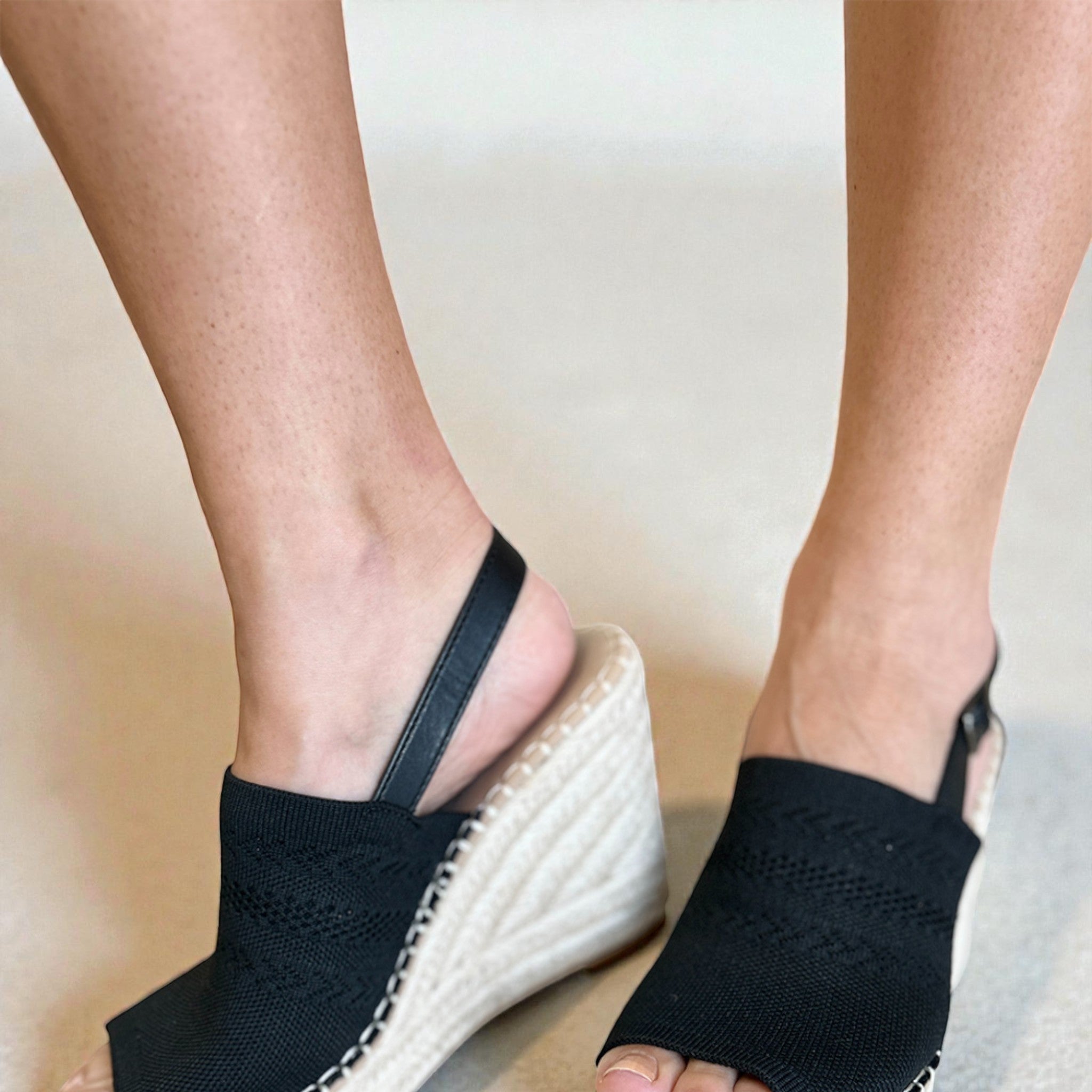 Sandales compensées à plateforme et bout ouvert en espadrilles noires