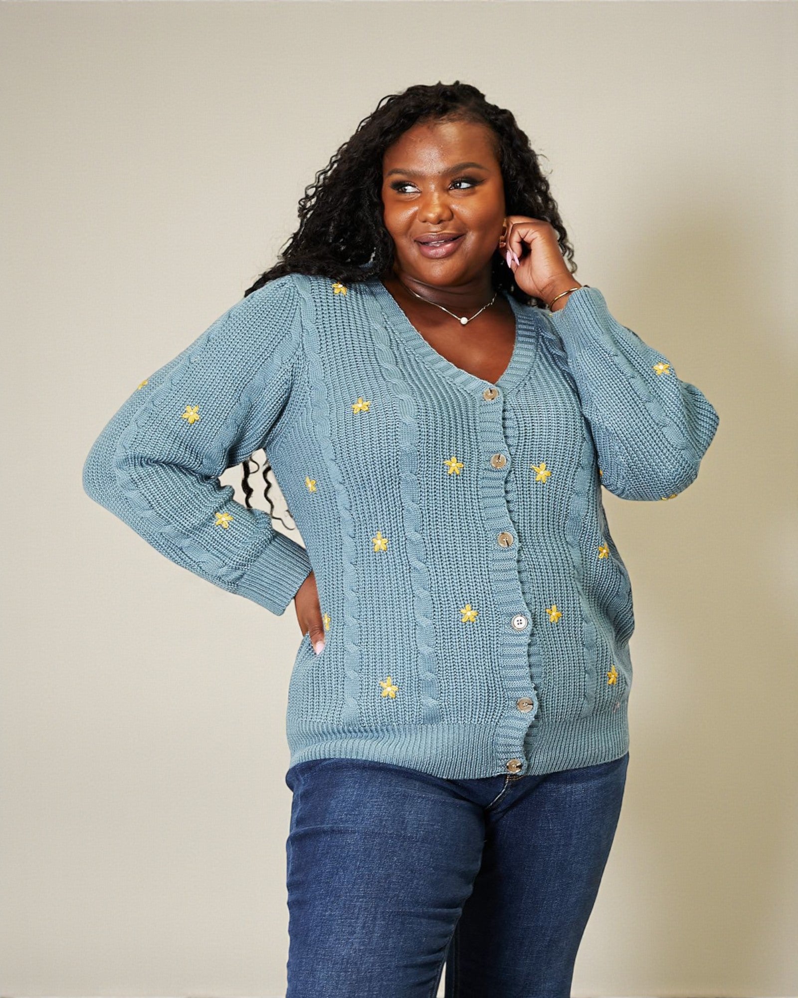 Cardigan en maille torsadée à broderie florale en turquoise