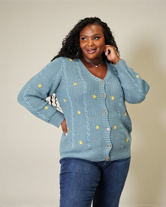 Cárdigan de punto trenzado con bordado floral en color turquesa