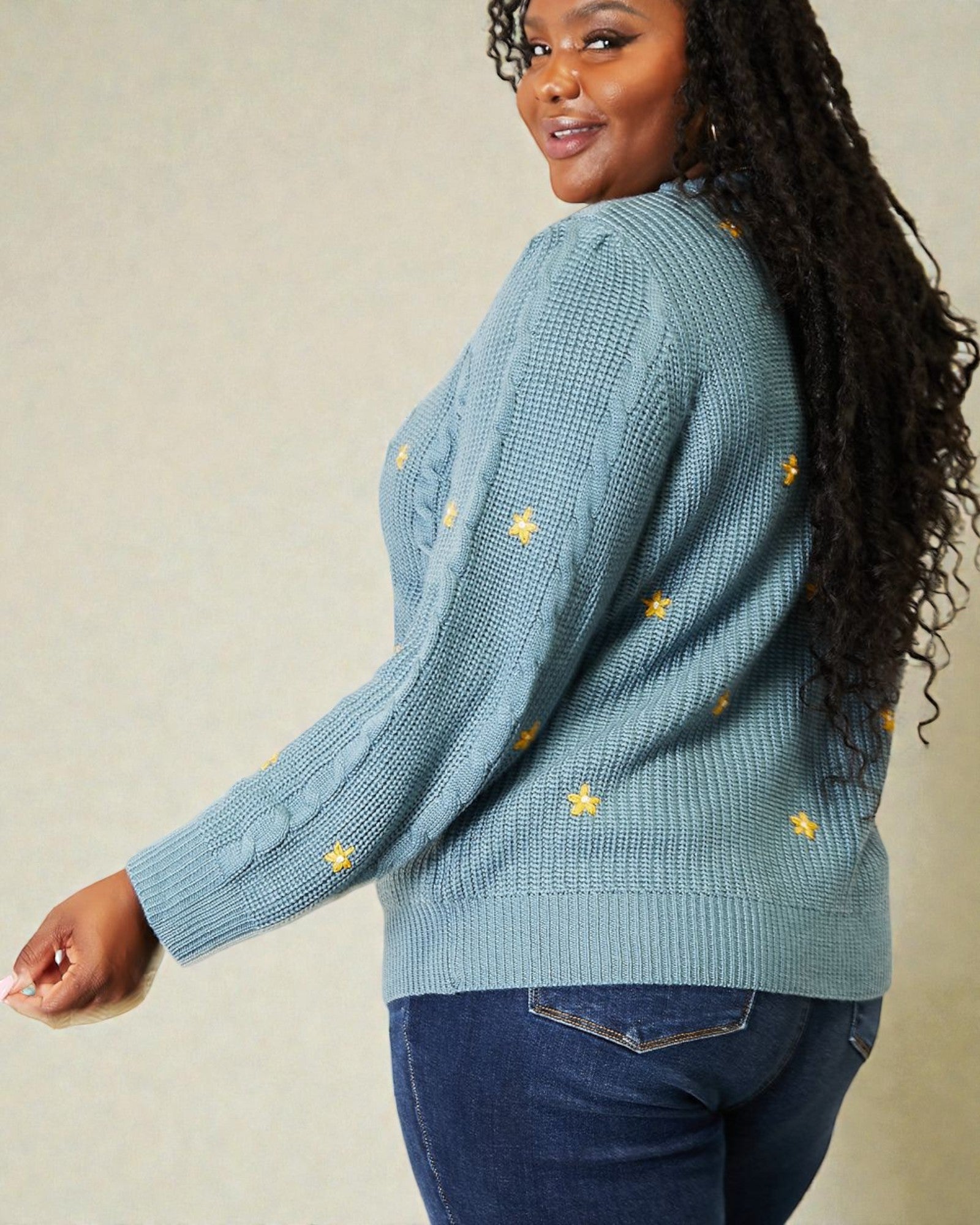 Cardigan en maille torsadée à broderie florale en turquoise