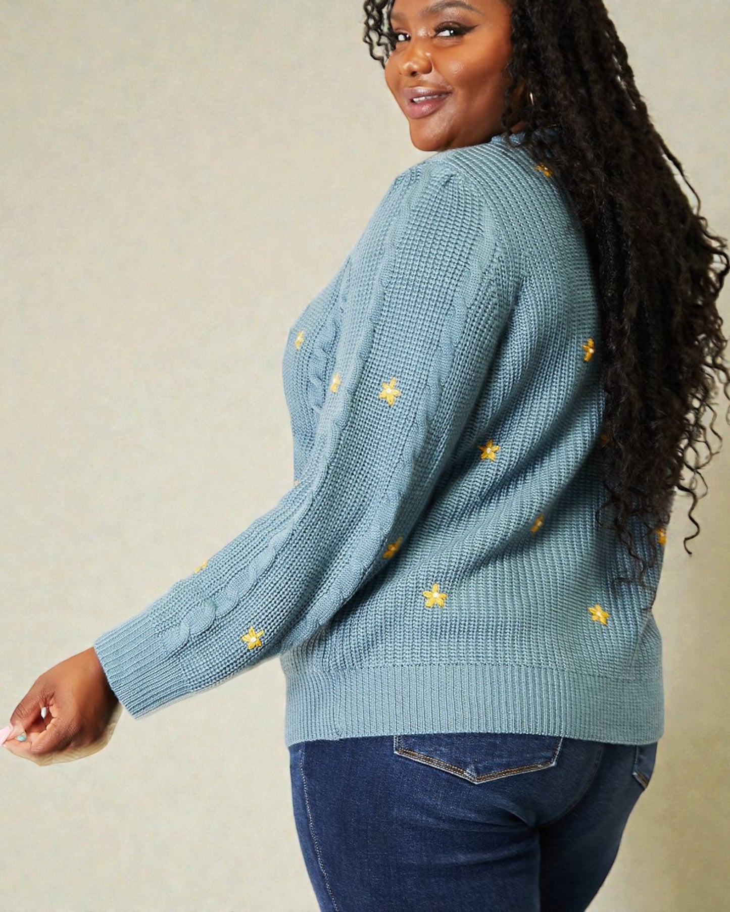 Cárdigan de punto trenzado con bordado floral en color turquesa