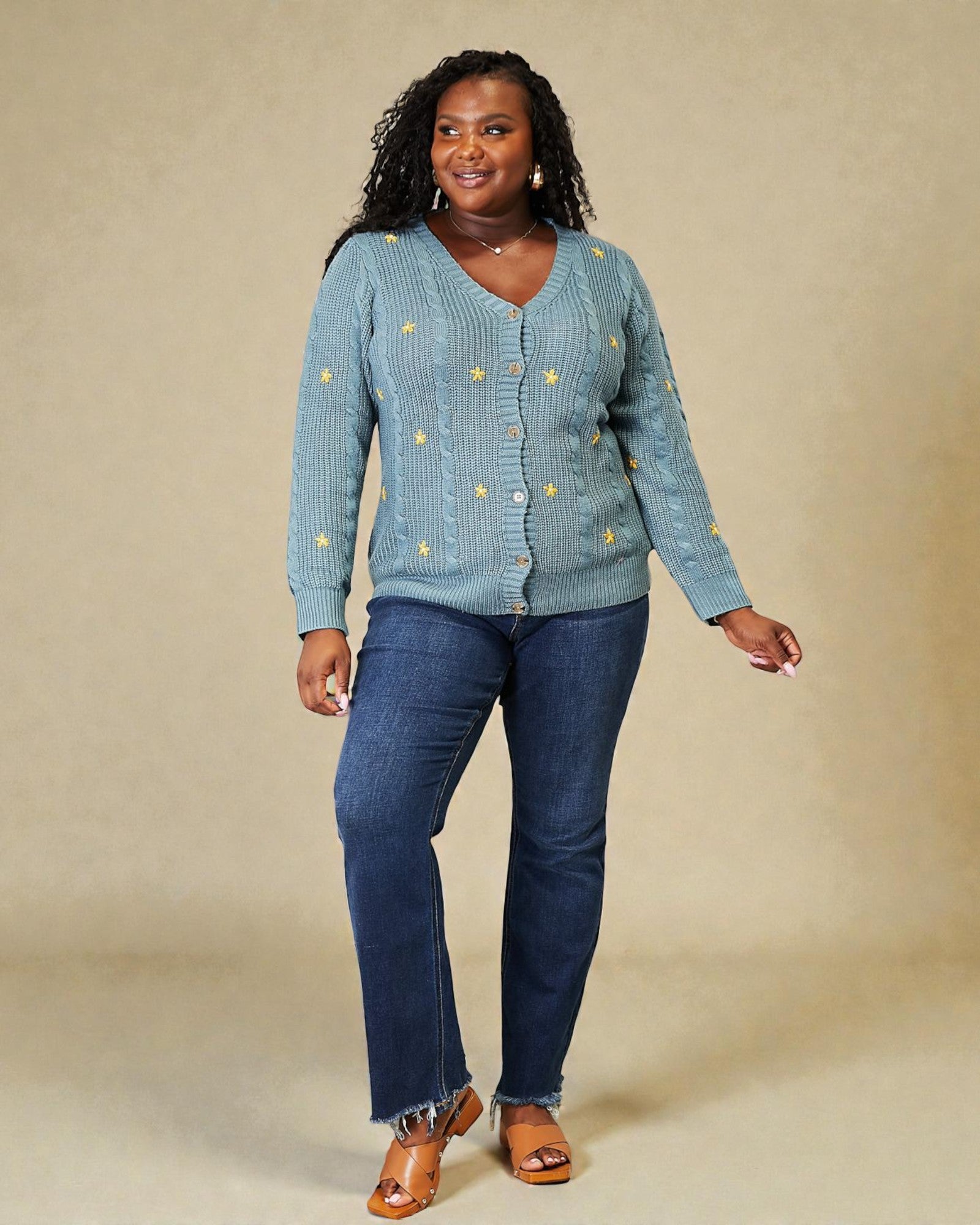Cardigan en maille torsadée à broderie florale en turquoise
