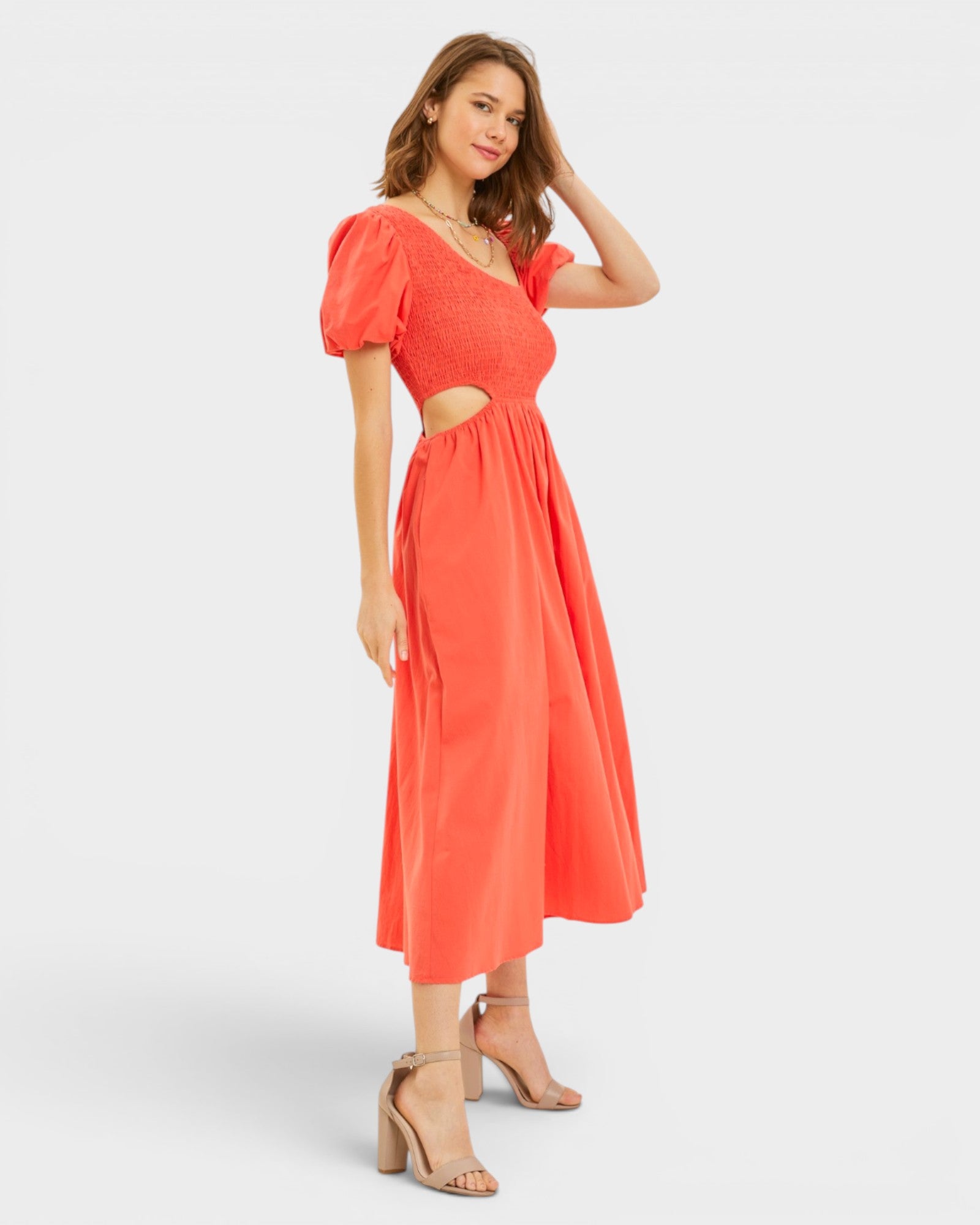 Vestido midi con abertura fruncida en rojo cereza