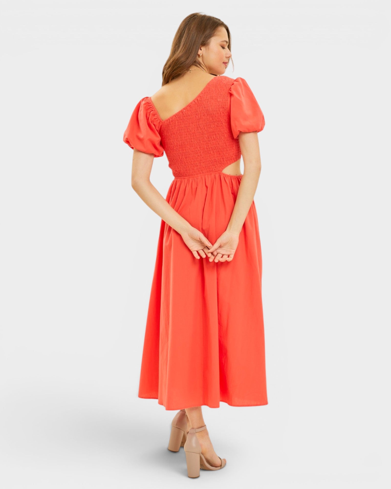 Vestido midi con abertura fruncida en rojo cereza