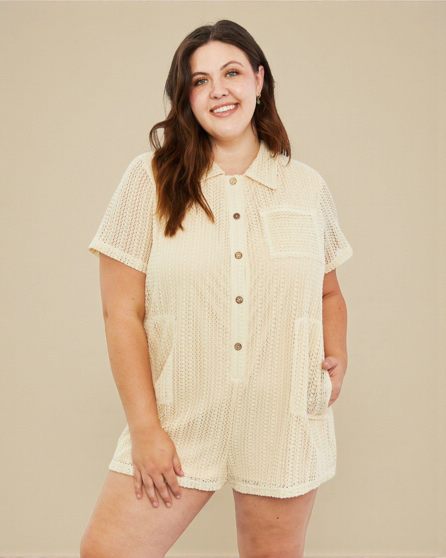 Mono de crochet de manga corta en color beige