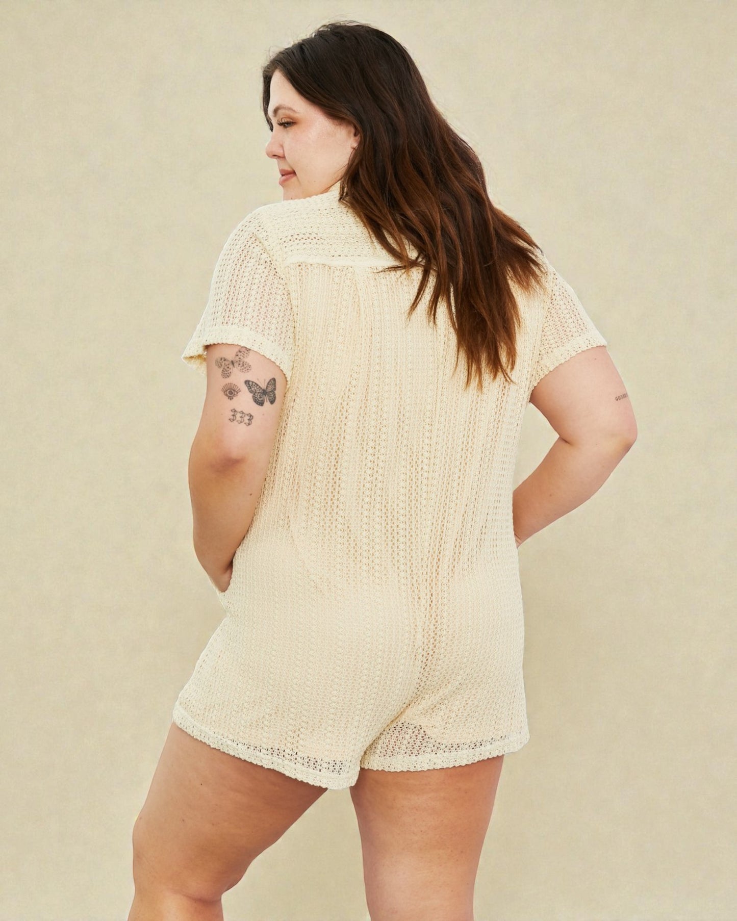 Mono de crochet de manga corta en color beige