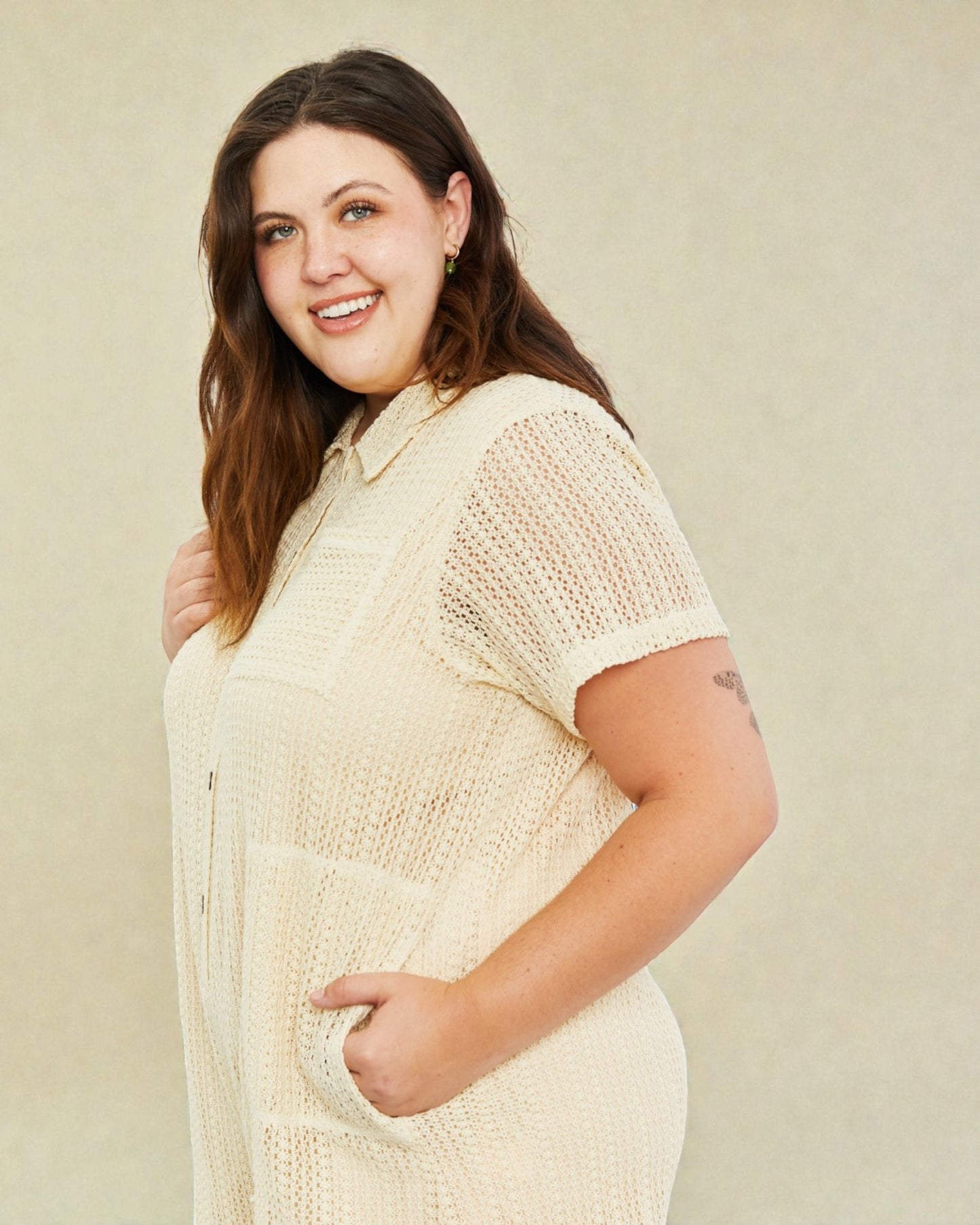 Mono de crochet de manga corta en color beige