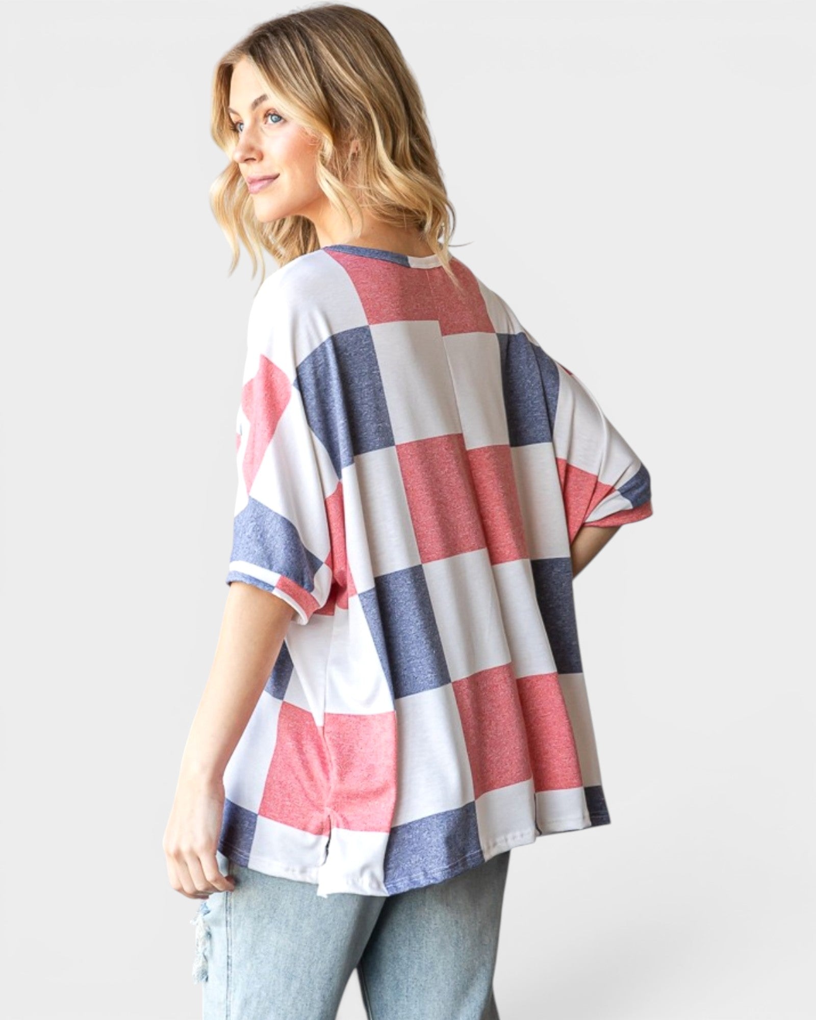 Camiseta de manga corta con cuello redondo y cuadros rojos, blancos y azules