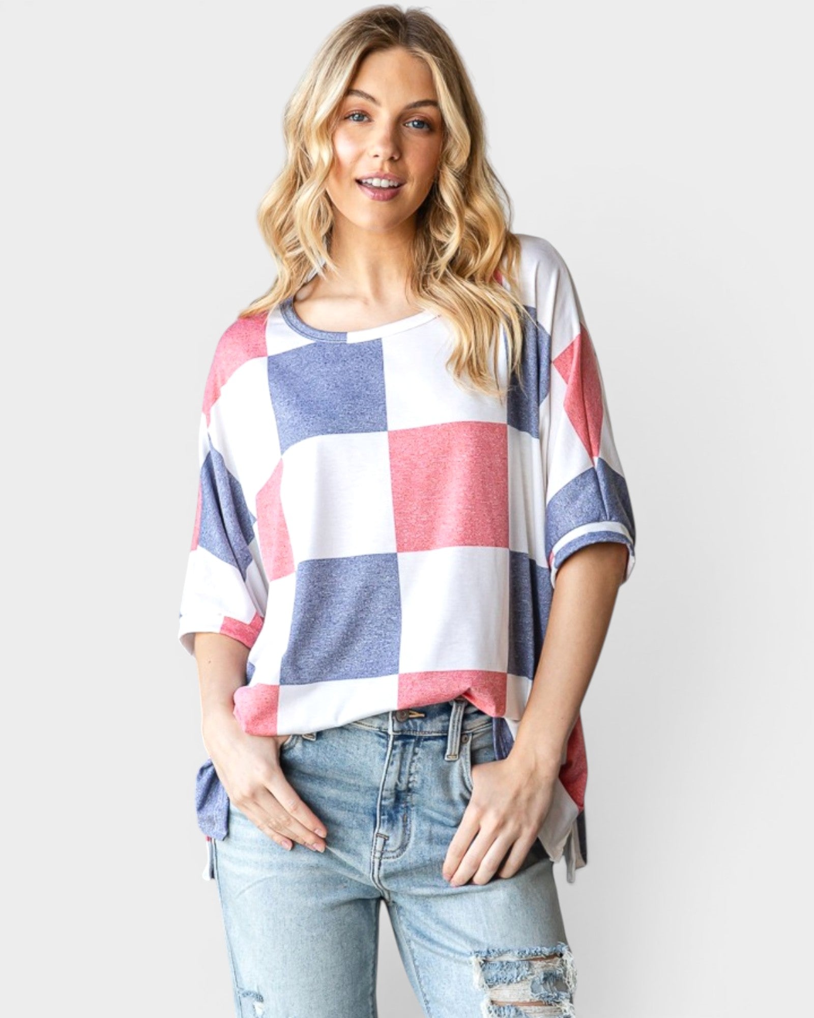 Camiseta de manga corta con cuello redondo y cuadros rojos, blancos y azules