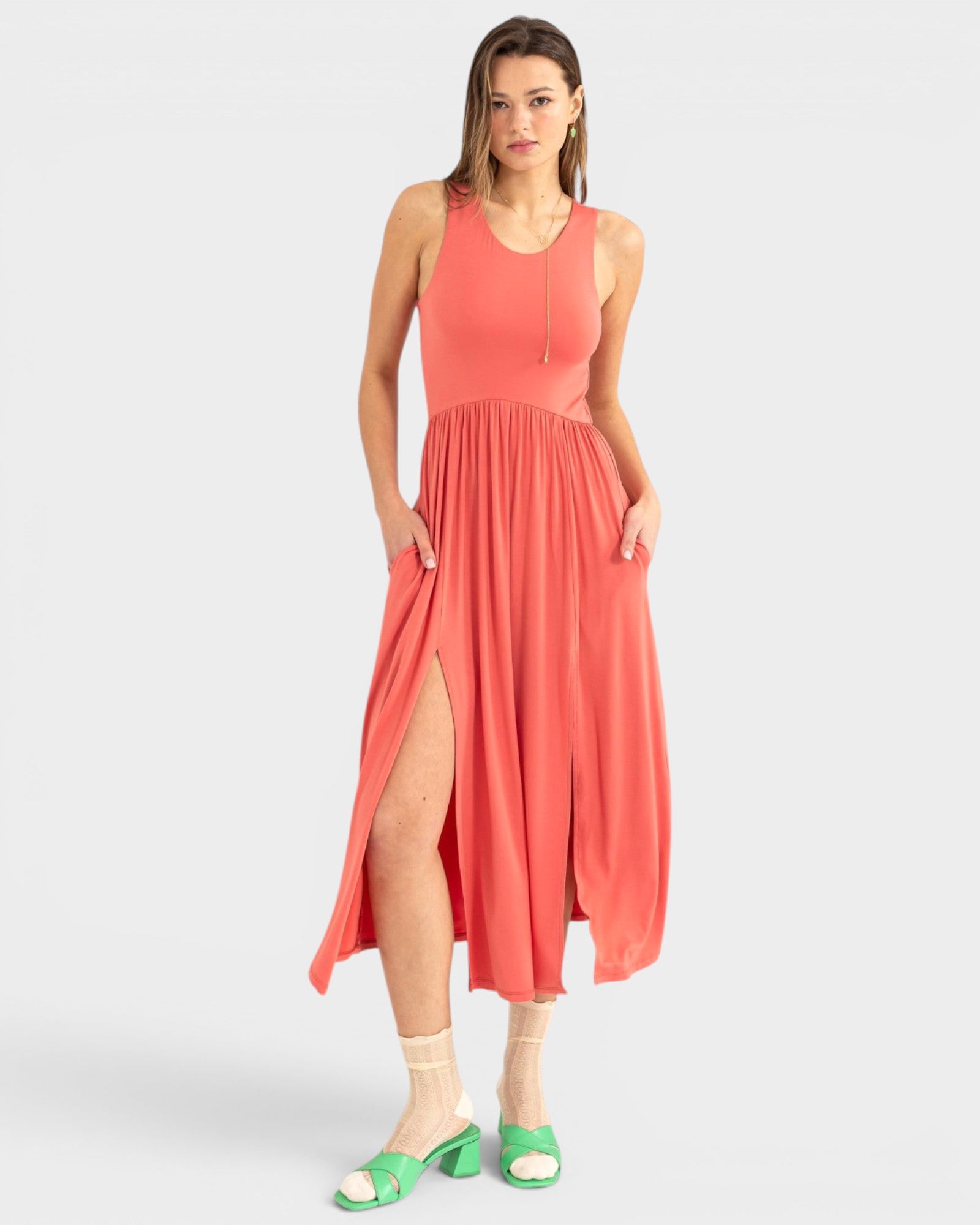 Vestido midi sin mangas en coral especiado