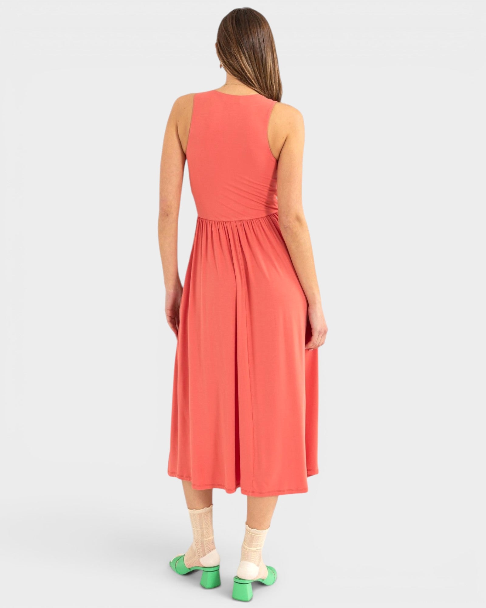 Vestido midi sin mangas en coral especiado