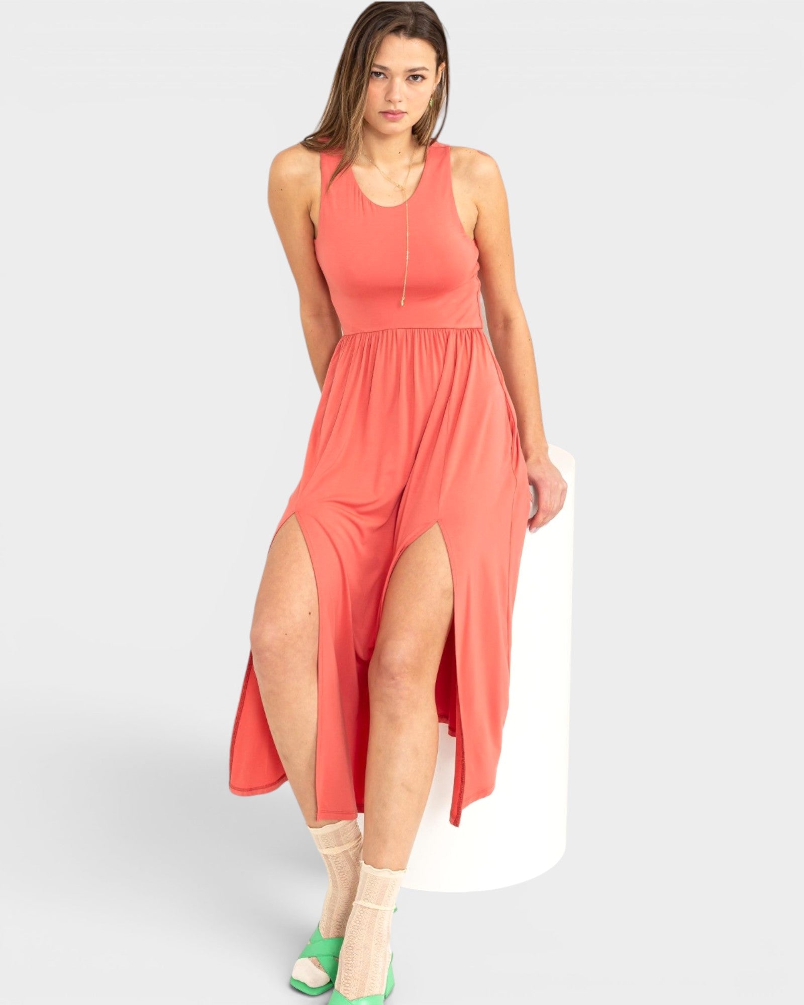 Vestido midi sin mangas en coral especiado