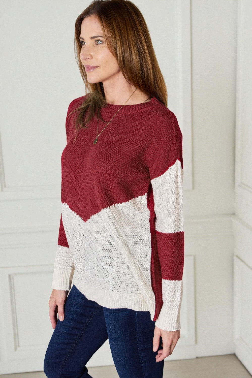 Top de punto con hombros caídos y bloques de color en rojo