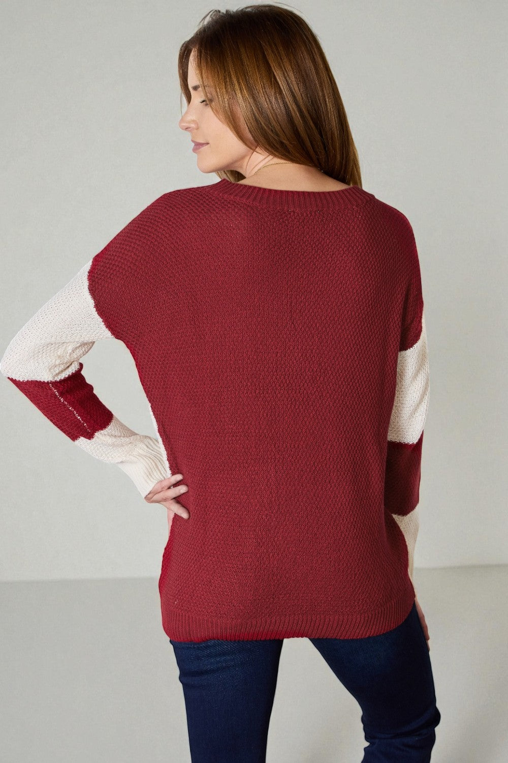 Top de punto con hombros caídos y bloques de color en rojo