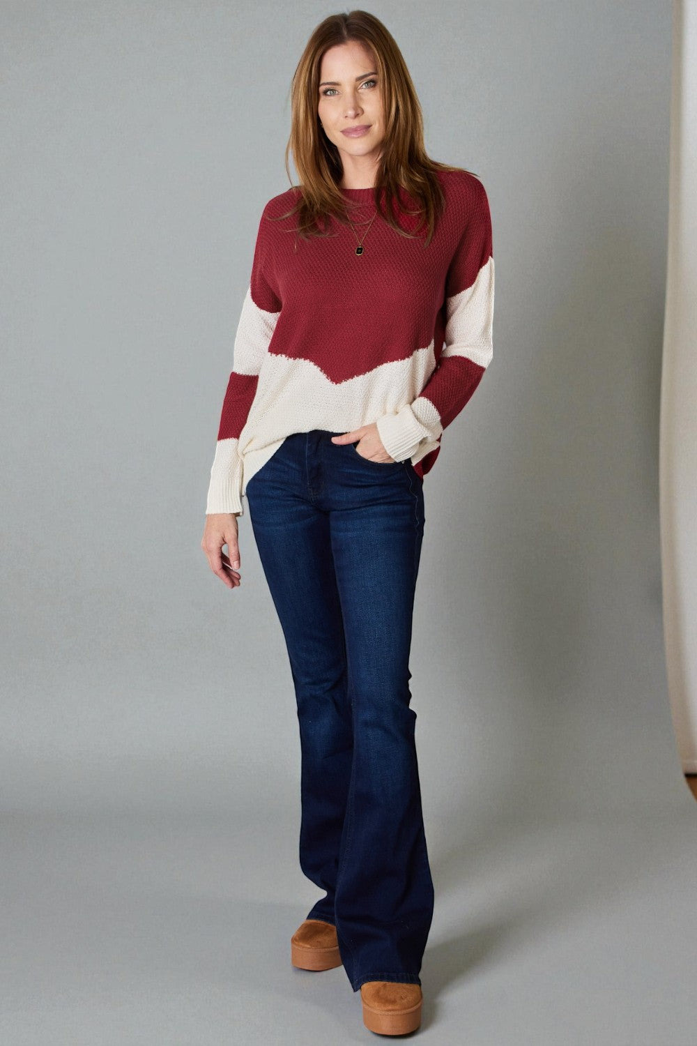 Top de punto con hombros caídos y bloques de color en rojo