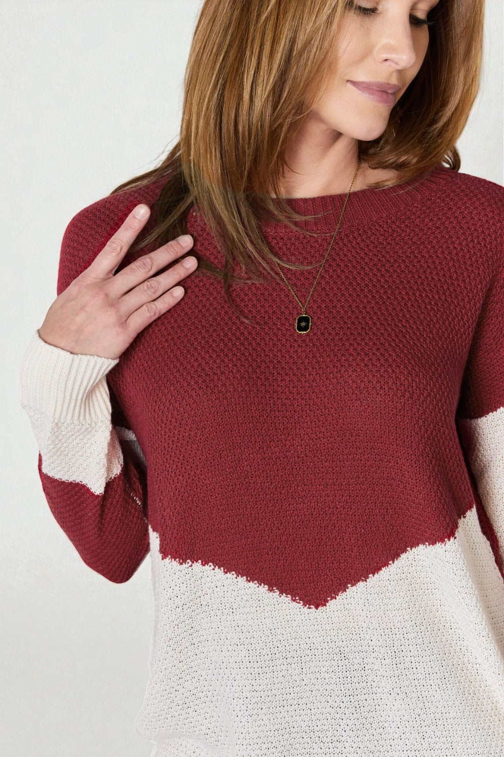 Top de punto con hombros caídos y bloques de color en rojo