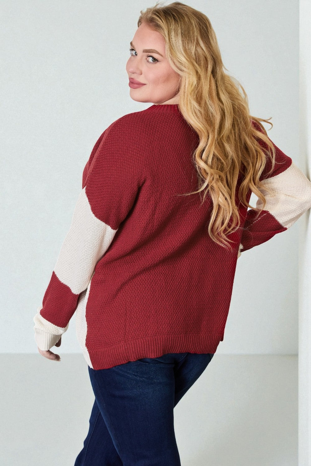 Top de punto con hombros caídos y bloques de color en rojo