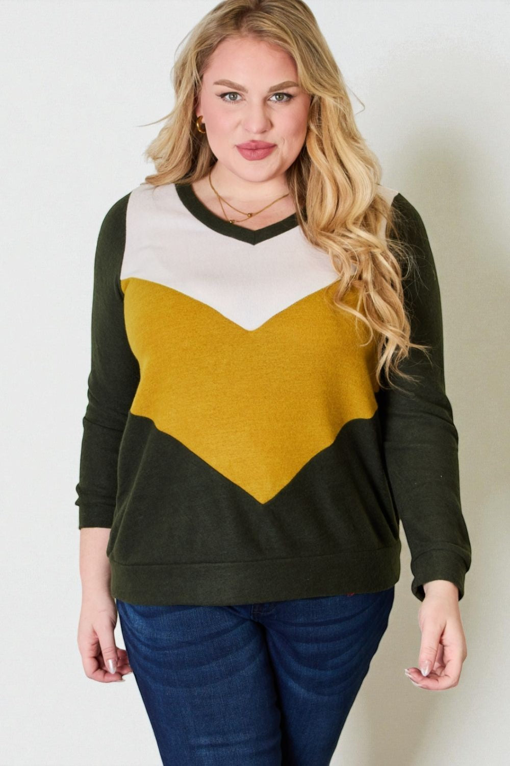 Blusa con cuello en V y bloques de color en verde oliva