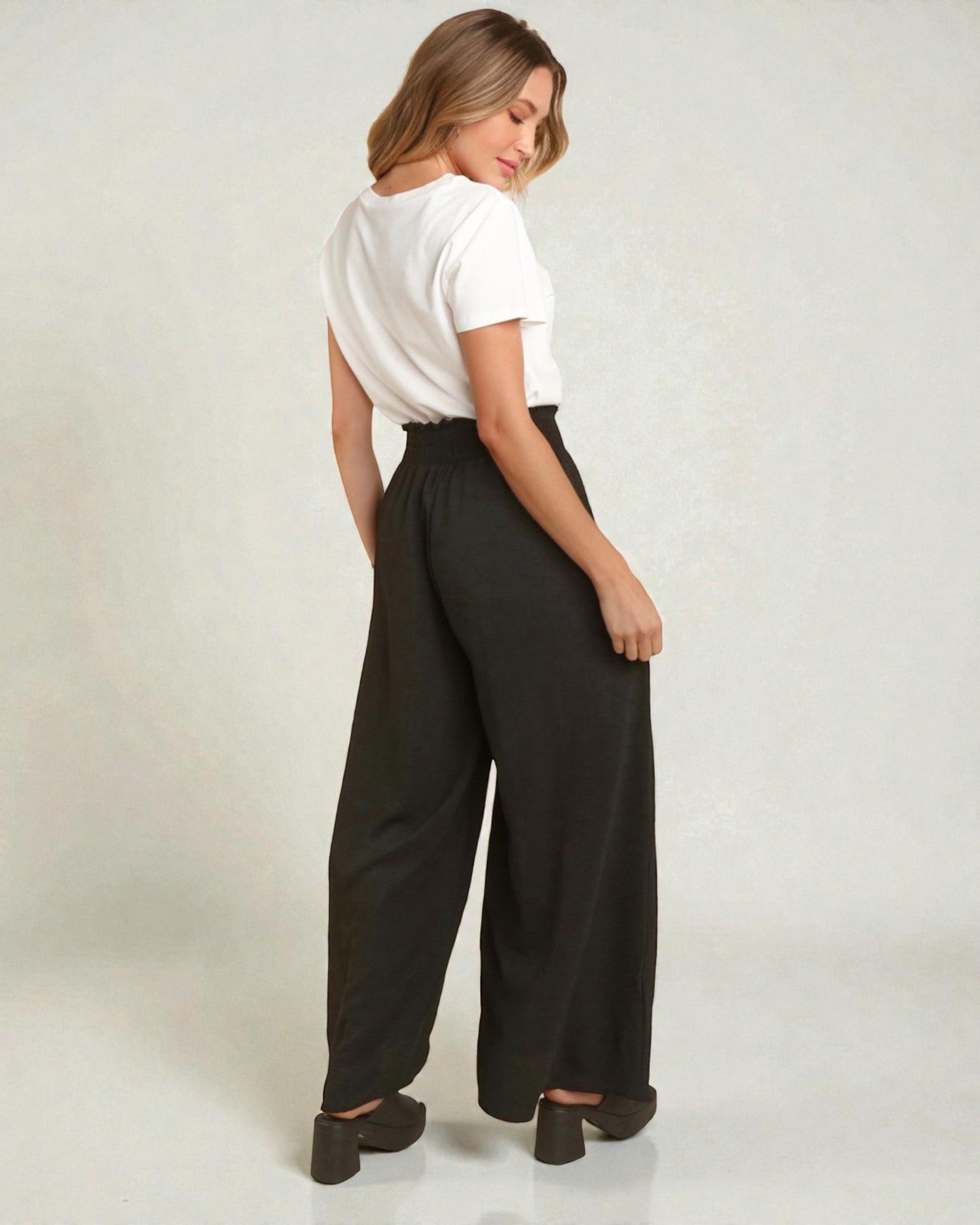 Pantalon large à taille froncée avec poches en noir