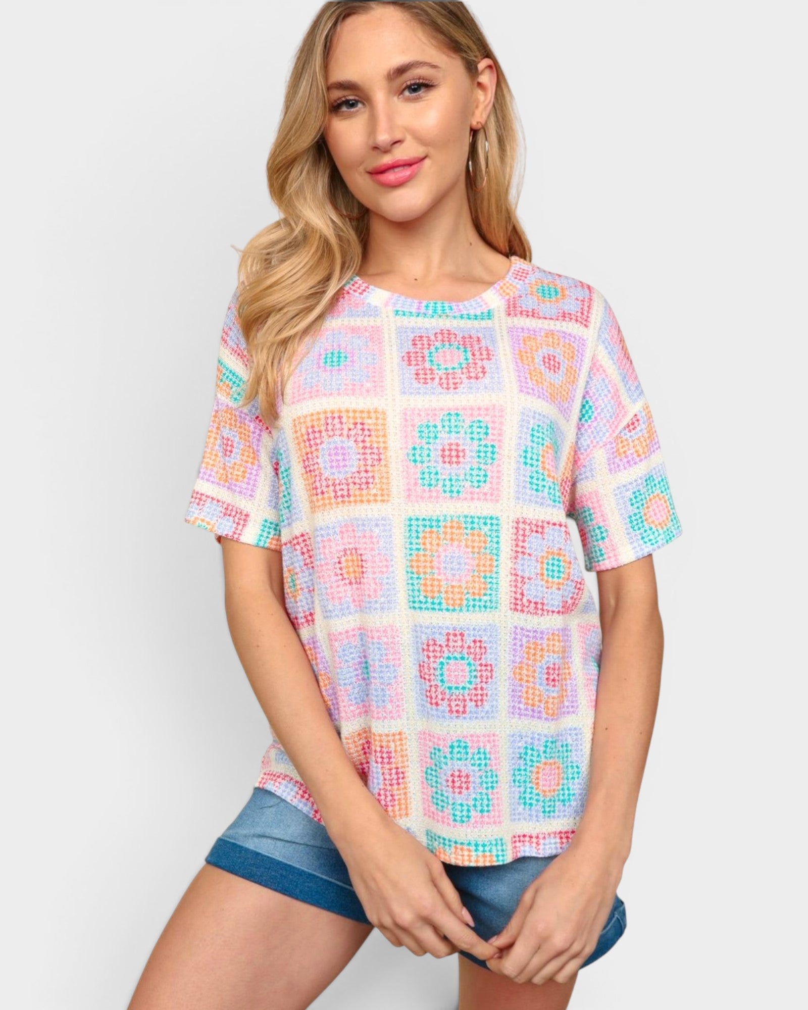 Camiseta de manga corta con estampado de flores en color verde azulado y naranja en color avena