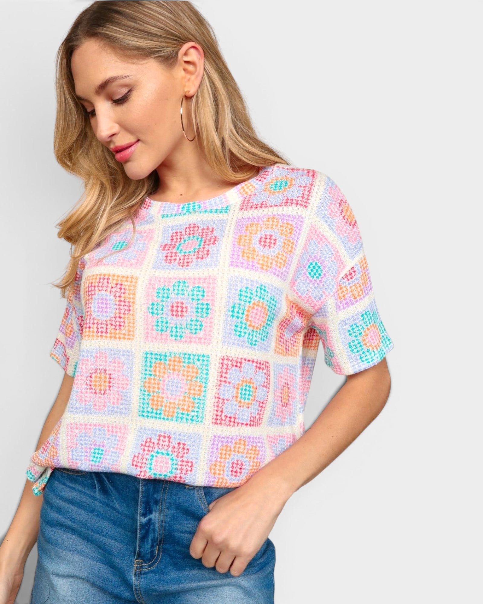 Camiseta de manga corta con estampado de flores en color verde azulado y naranja en color avena