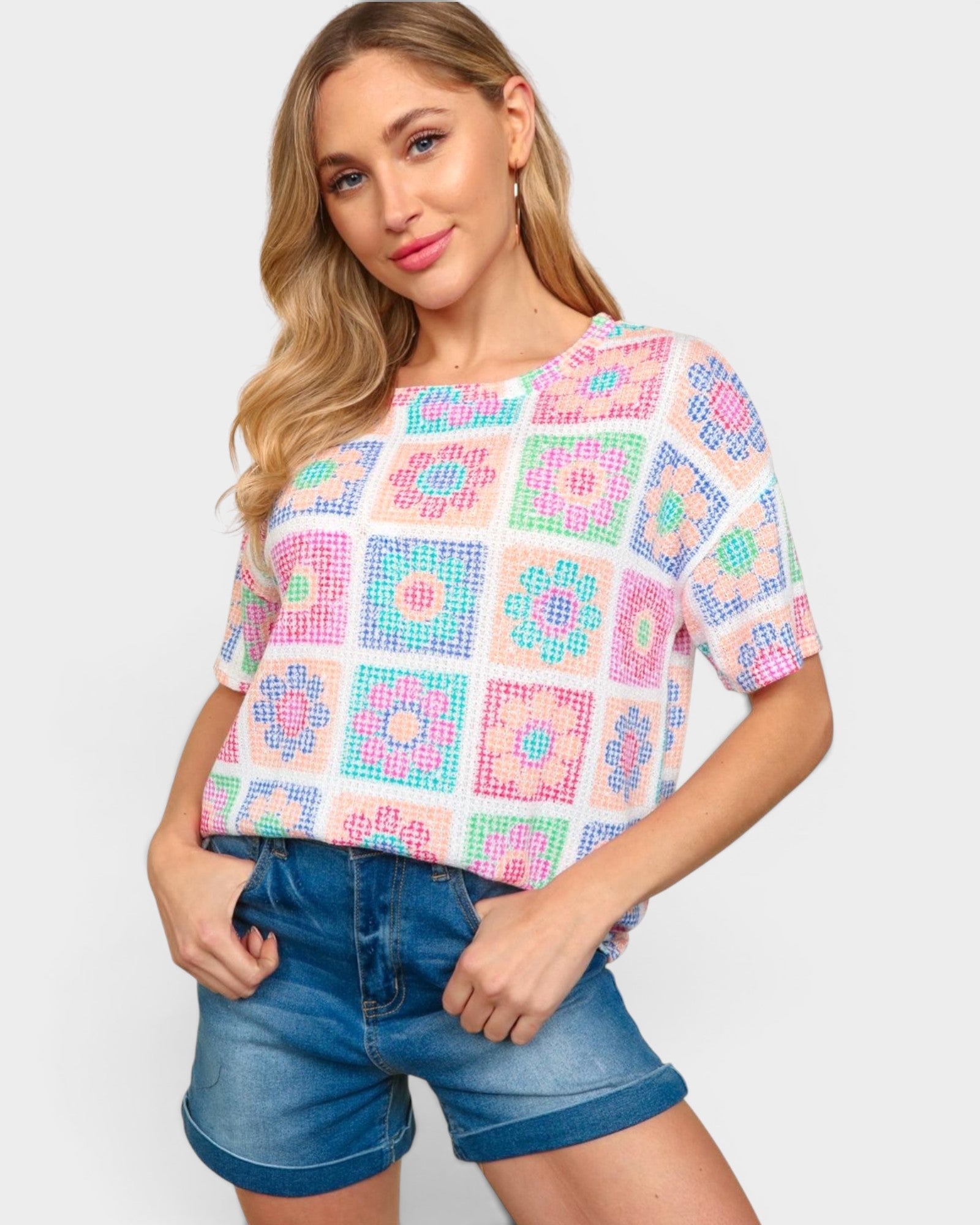 Camiseta de manga corta con estampado de flores en color verde azulado y naranja en color avena