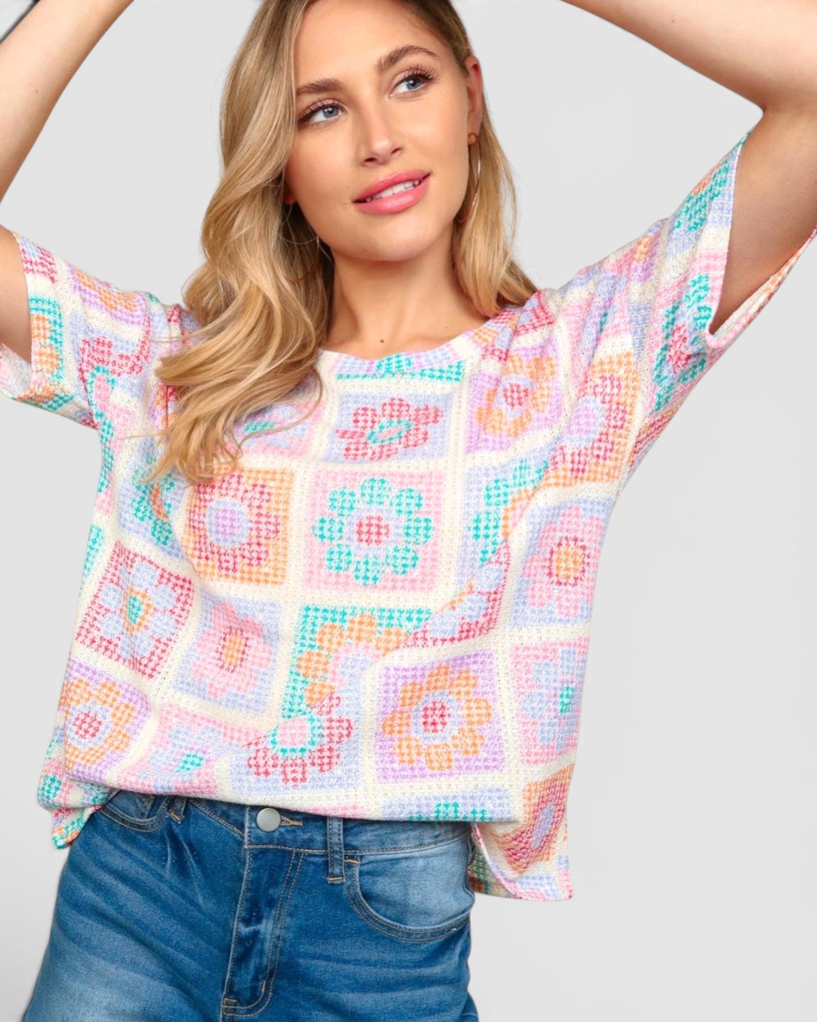 Camiseta de manga corta con estampado de flores en color verde azulado y naranja en color avena