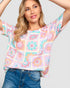Camiseta de manga corta con estampado de flores en color verde azulado y naranja en color avena