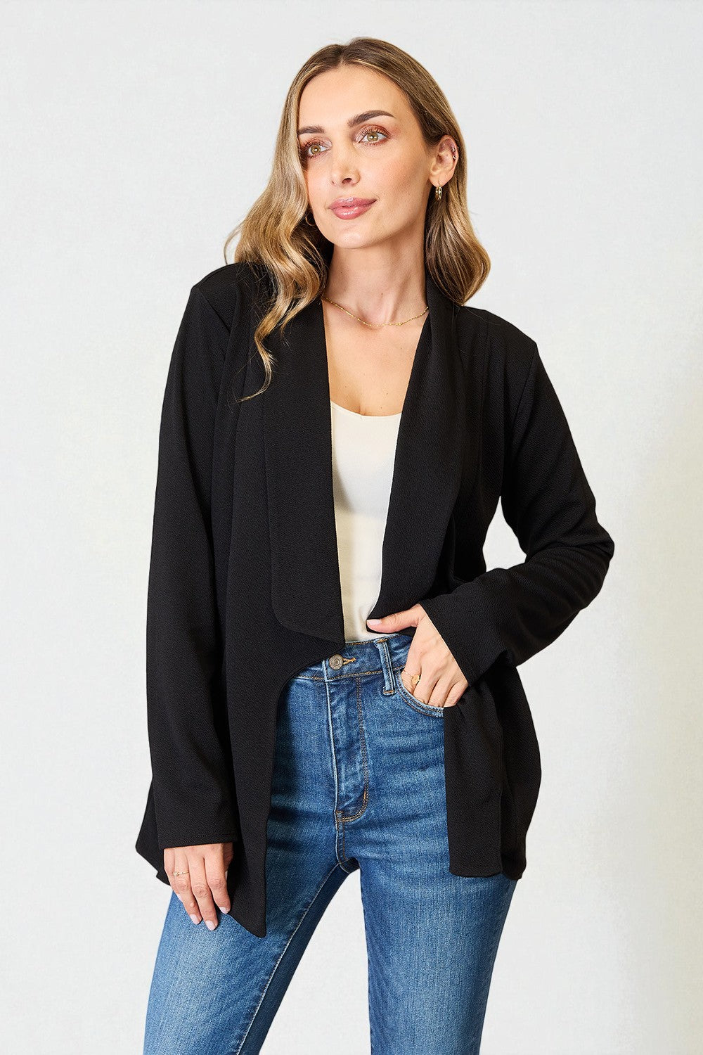 Blazer de manga larga con frente abierto en negro