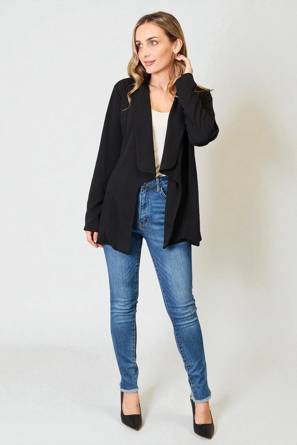 Blazer à manches longues ouvert sur le devant en noir