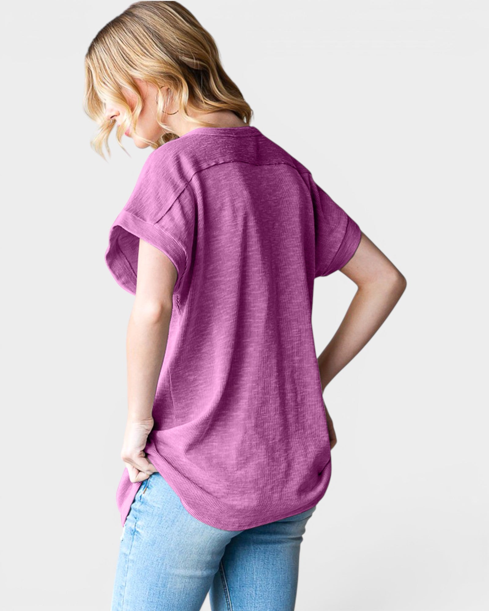 Camiseta de manga corta con cuello redondo en color magenta