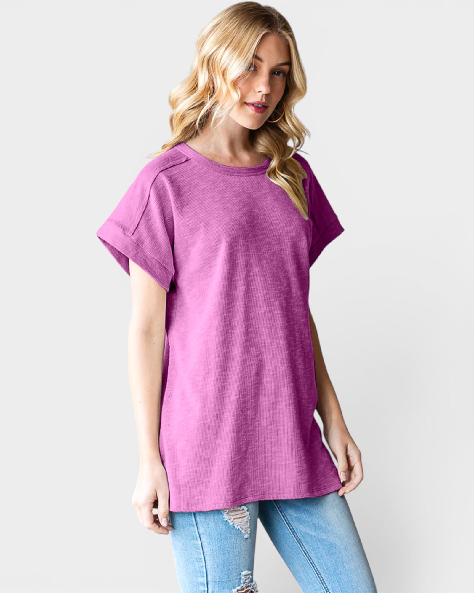 Camiseta de manga corta con cuello redondo en color magenta