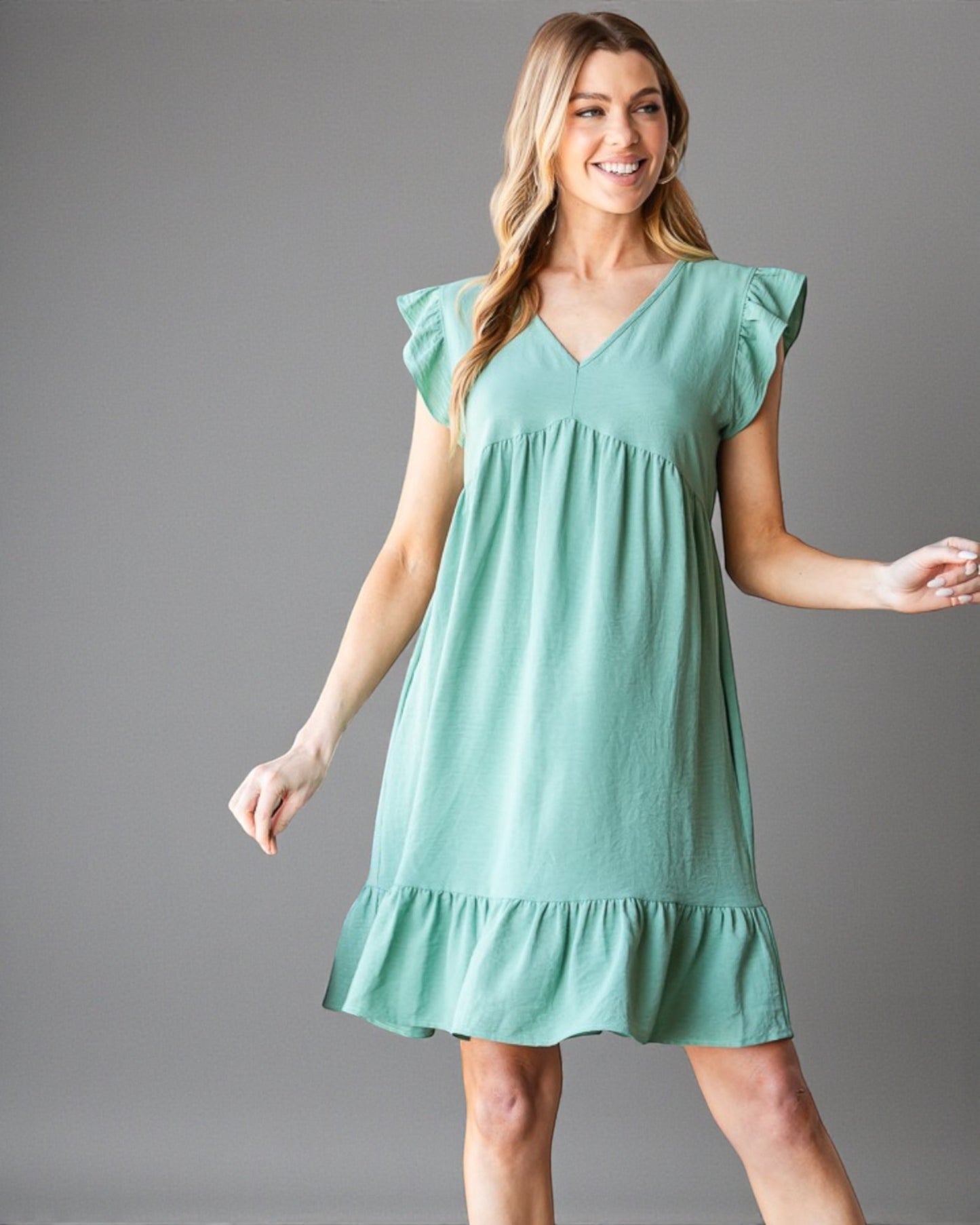 Robe courte à manches courtes, col en V, ourlet à volants, couleur sauge poussiéreuse