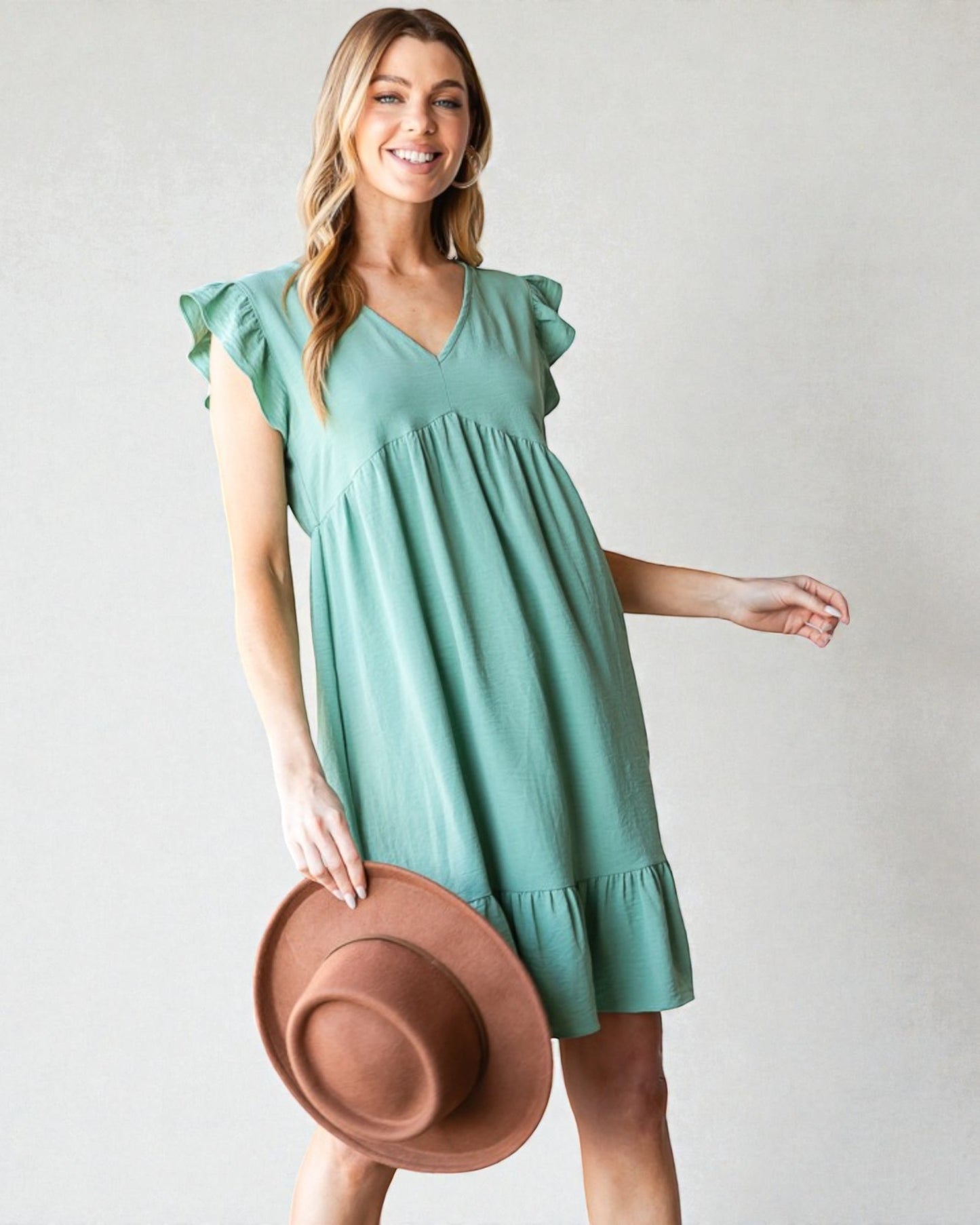 Robe courte à manches courtes, col en V, ourlet à volants, couleur sauge poussiéreuse