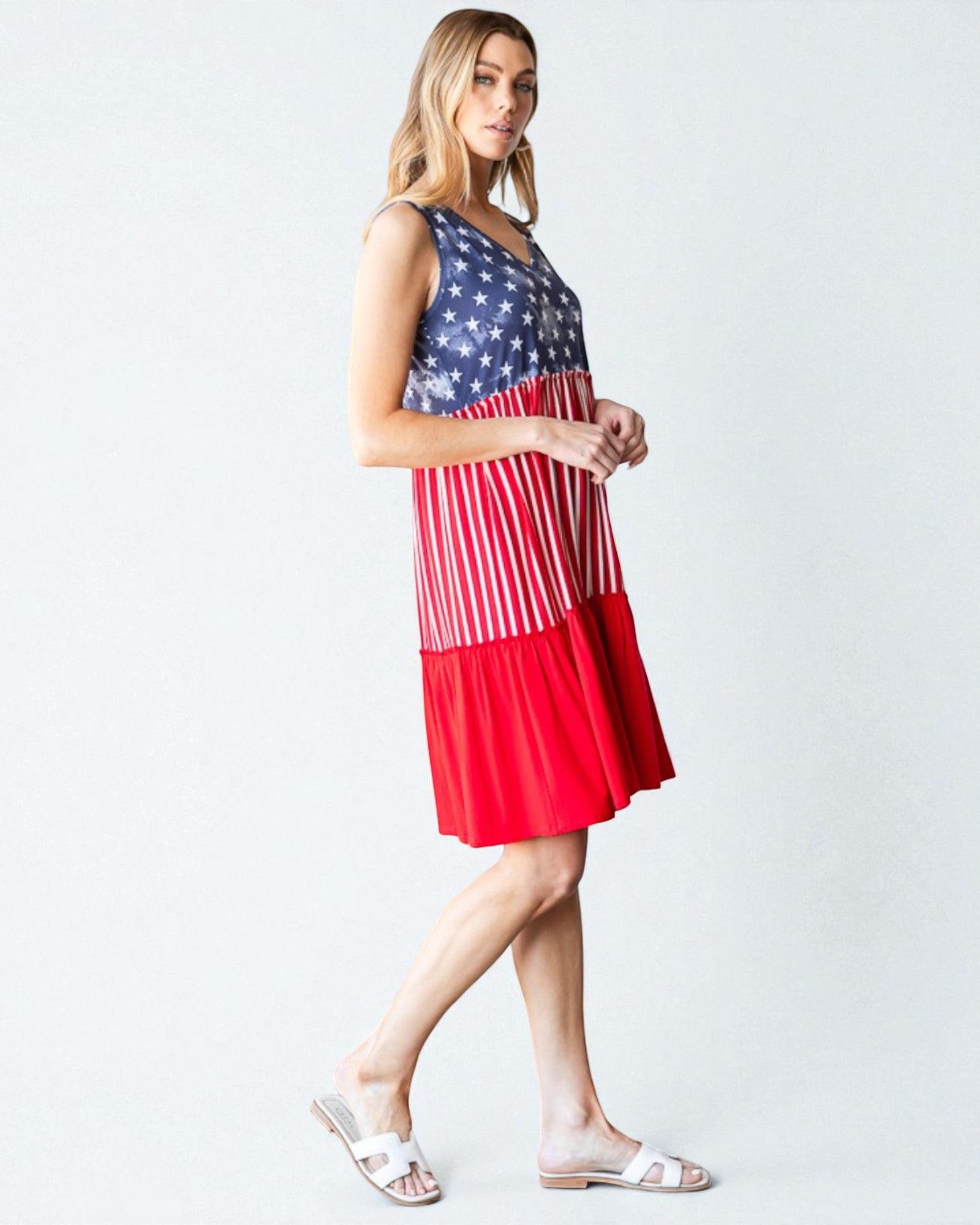 Robe longueur genou sans manches sur le thème du drapeau américain en rouge multicolore